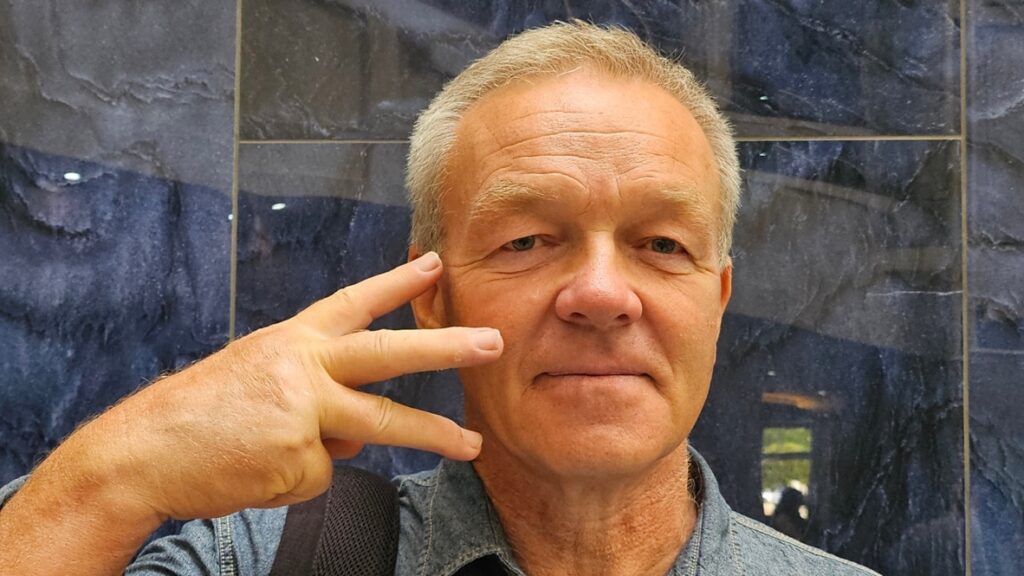 Participant in the Show TN 3 Fingers trigeminal neuralgia awareness campaign